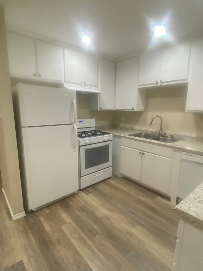 Kitchen - 2225 Lavern St Townhome