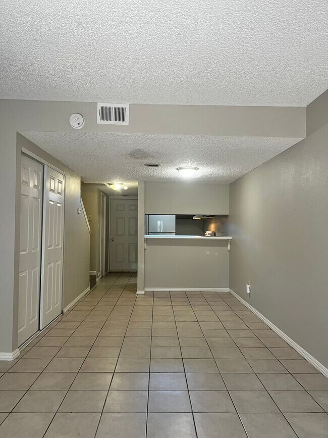 Building Photo - 861 Nutmeg Pl