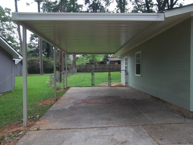 Foto del edificio - 2832 Holiday Ln