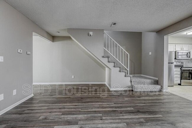Building Photo - 106 NE Dogwood