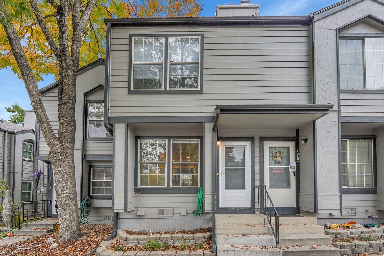 Primary Photo - $2,250.00, 2-bed, 2.5 bath, located in Lak...