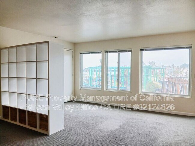 Foto del edificio - 1104 E Cliff Dr