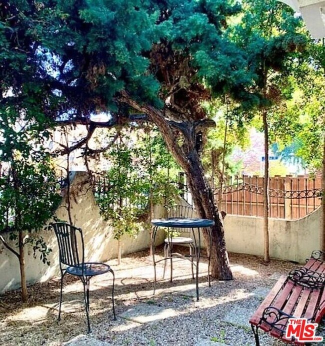 Foto del edificio - 1433 N Las Palmas Ave