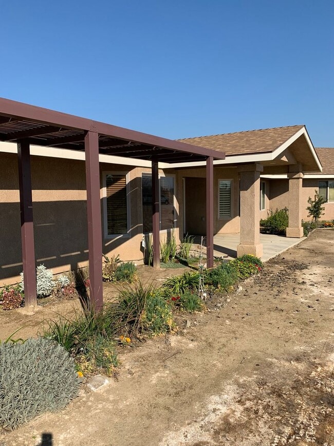 Building Photo - 5 Bd 4.5 Ba Country Home
