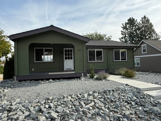 Building Photo - 901 S Sanders St