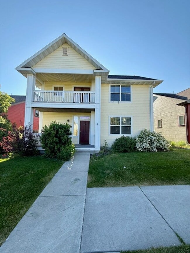 Building Photo - 3 Bedroom 3 Bathroom House Located Near a ...