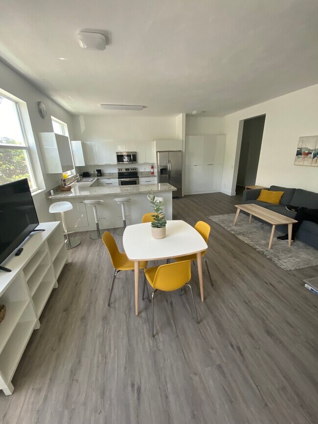 Foto del edificio - 1052 NW 27th St