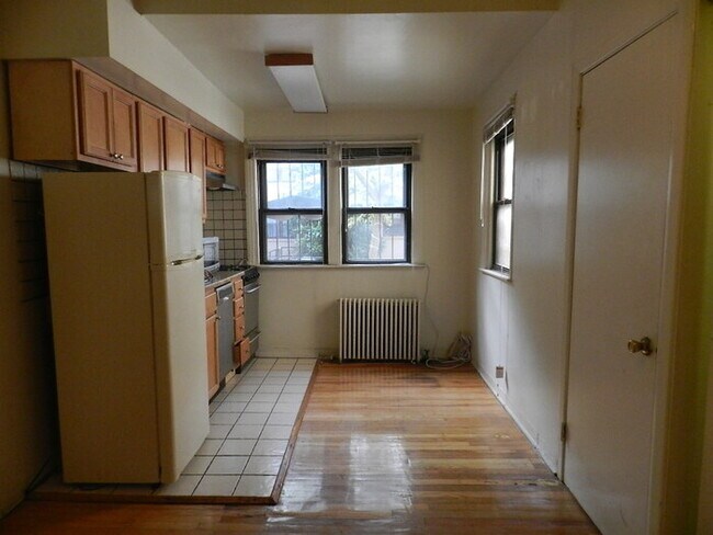 Foto del edificio - 1BR w/ HW Floors, New Kitchen, Shared Cour...
