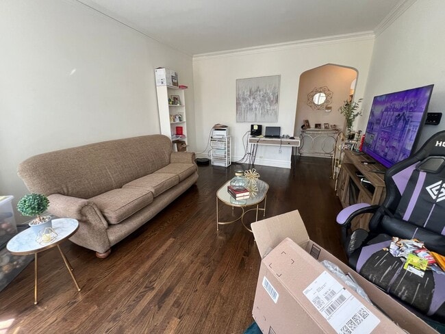 Building Photo - 2nd Floor 2 BR/1 Bath, Newly Renovated in ...