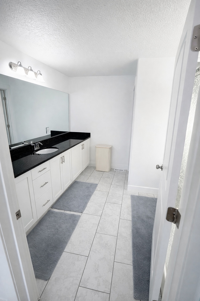 Foto del edificio - 8655 N Oakridge Aly