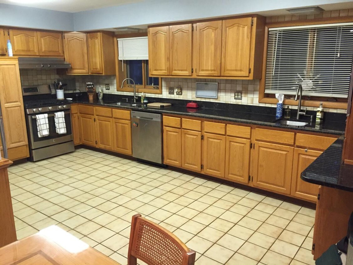 Kitchen - 6834 Churchill St