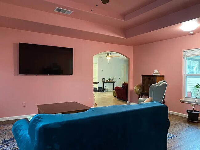 Foto del edificio - 2821 N Bell Ave