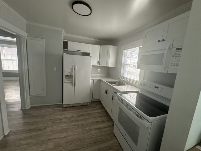 Building Photo - 105 Cabin St