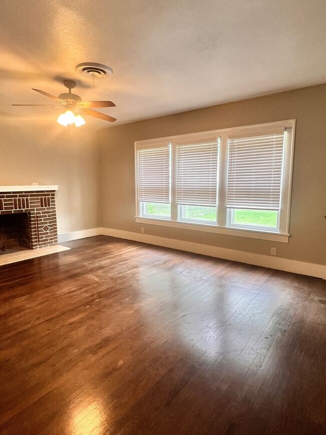 Building Photo - Spacious 3 Bedroom 2 Bath