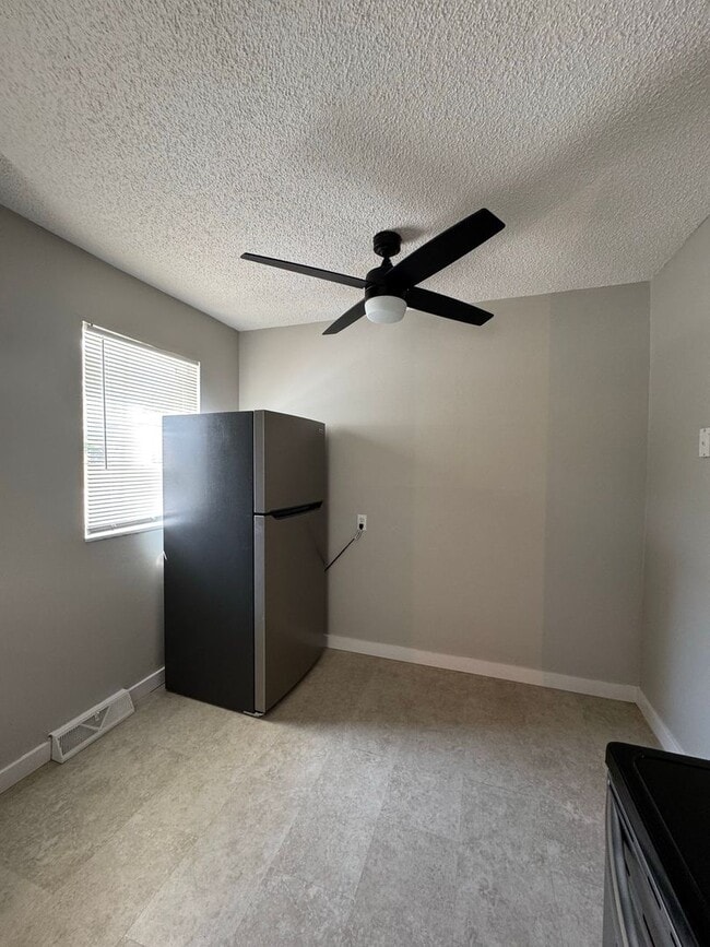 Building Photo - 2 Bed Duplex with Bonus Room & Garage