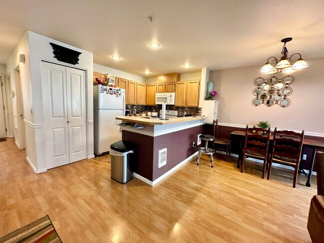 Foto del edificio - Spacious 2 bedroom Townhome with Garage ne...