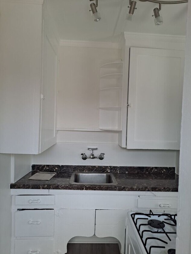 Primary Photo - North Park- Jr 1 bedroom upstairs