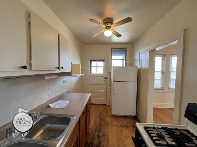 Building Photo - Bright and Sunny Forest Park Apts!