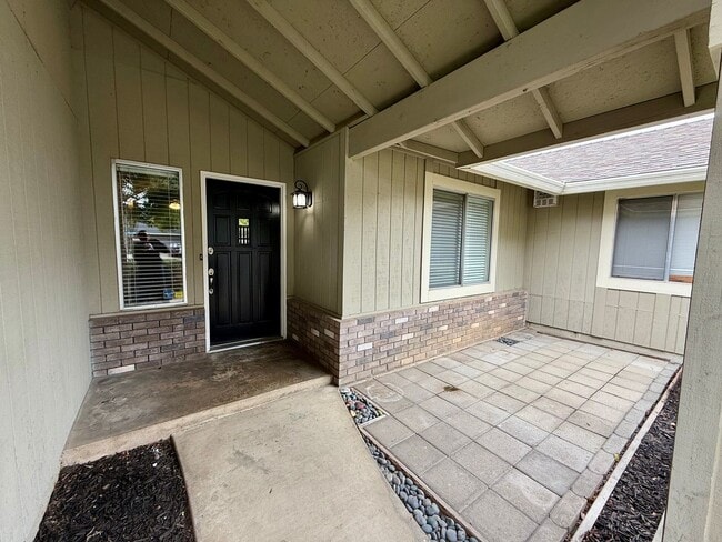 Building Photo - Single story home with vaulted ceilings!