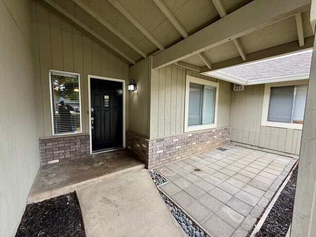 Foto del edificio - Single story home with vaulted ceilings!