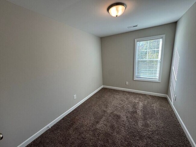 Foto del edificio - Nice Town Home near hospital in Concord.