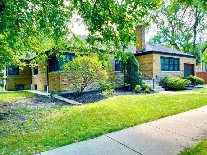 Primary Photo - 2955 W Catalpa Ave