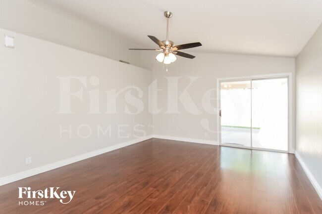 Building Photo - 8518 E Clovis Ave