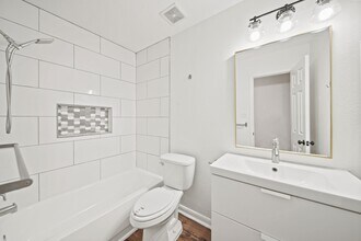 Building Photo - 230 Cool Cove