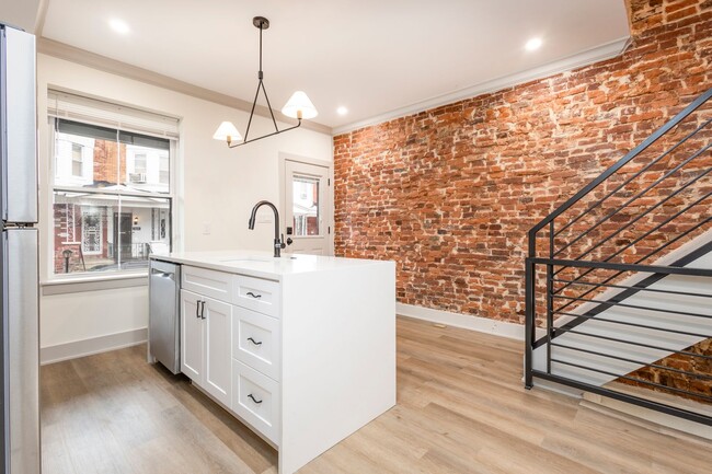 Foto del edificio - Welcome home to this newly renovated porch...