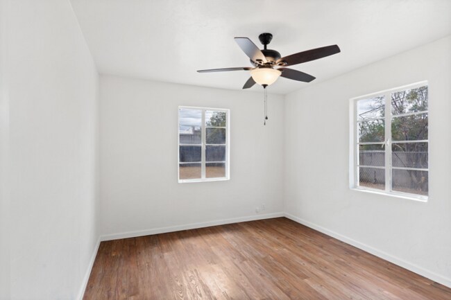 Building Photo - 2912 N Bentley Ave