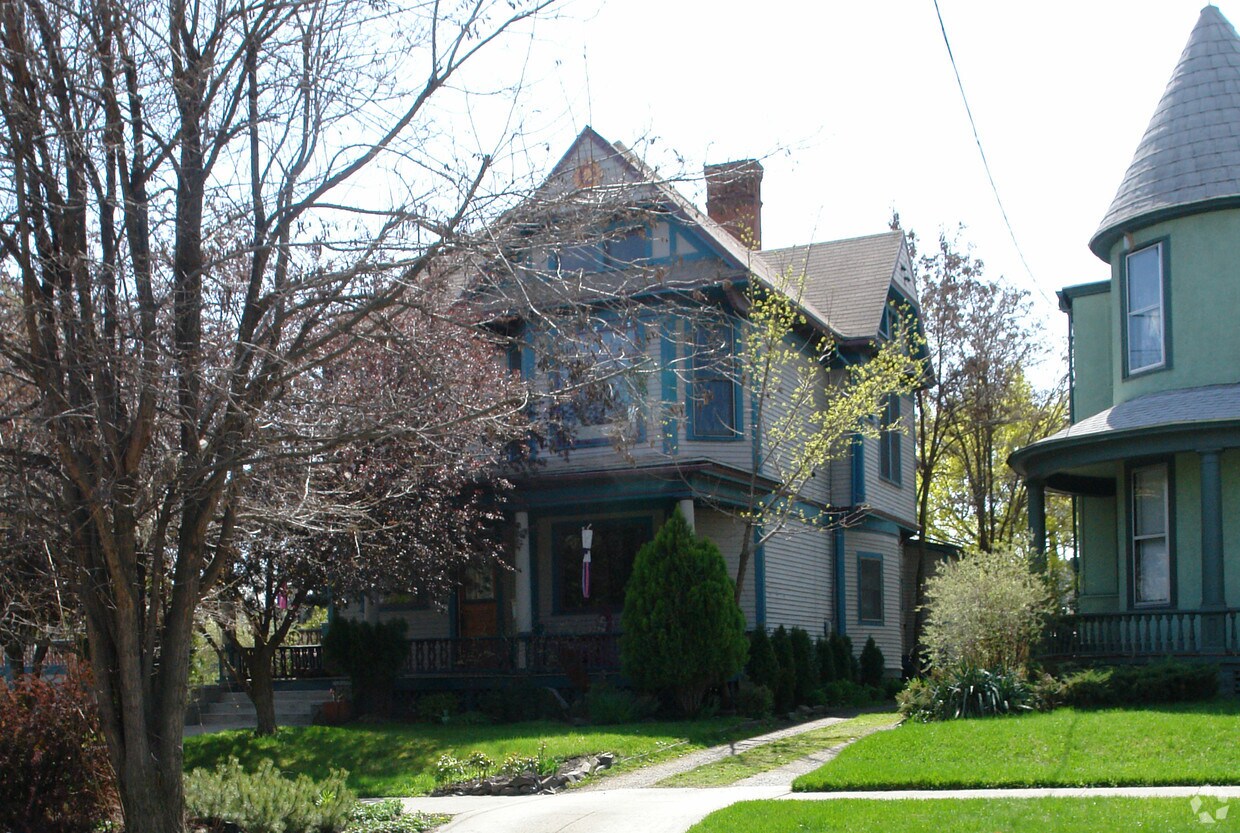 Primary Photo - 1707 W Pacific Ave