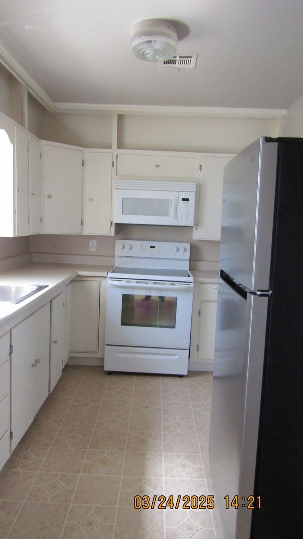 Building Photo - New listing! Pet Friendly