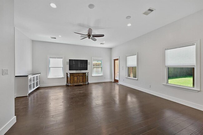 Building Photo - 218 E 33rd St