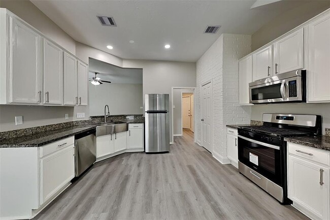 Building Photo - 3623 Sparrow Dr