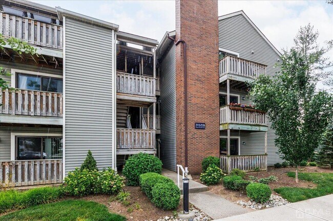 Foto del edificio - 2114 Ravens Crest Dr