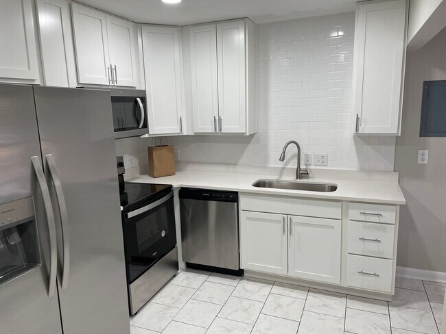 Building Photo - Updated 2-Bedroom Close to Campus and Conveniences!