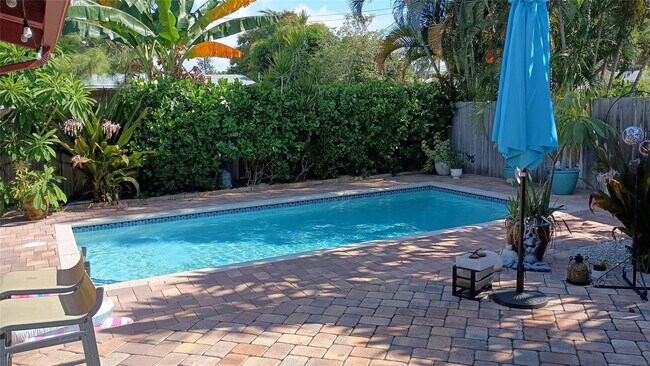 Foto del edificio - 803 NE 21st Dr