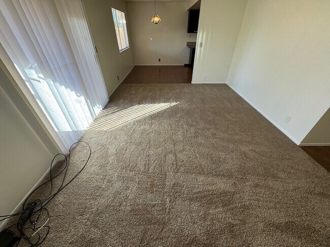 Building Photo - ADORABLE 2 BEDROOM 2 BATHROOM TOWNHOUSE WI...