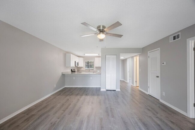 Foto del edificio - Newly Renovated 2 bedroom 2 bath within wa...