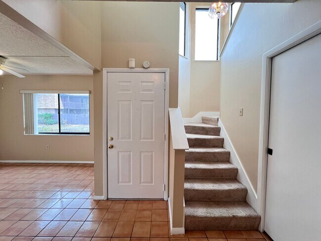 Foto del edificio - Great townhouse -  available now!