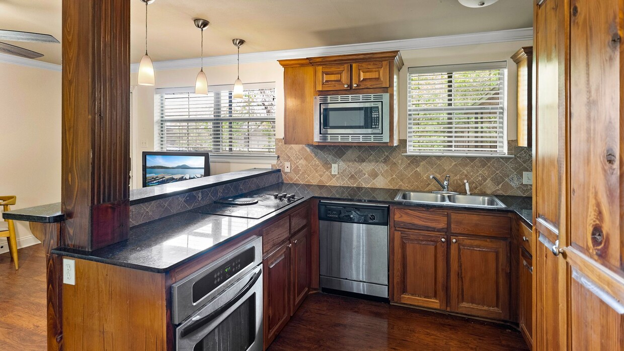 Primary Photo - 1 Bedroom condo located in the Garden Dist...