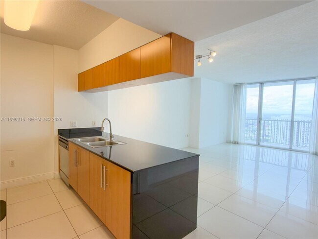 Building Photo - 1750 N Bayshore Dr