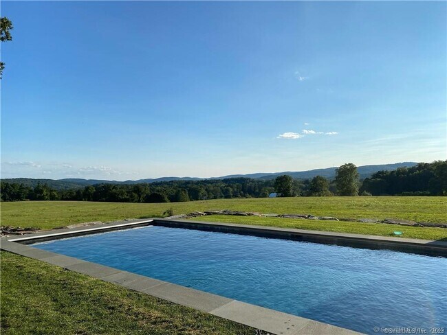 Foto del edificio - 121 Quaker Hill Rd
