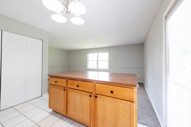 Building Photo - 2 BED / 1 BATH DUPLEX IN URBANA W/ SOME UT...