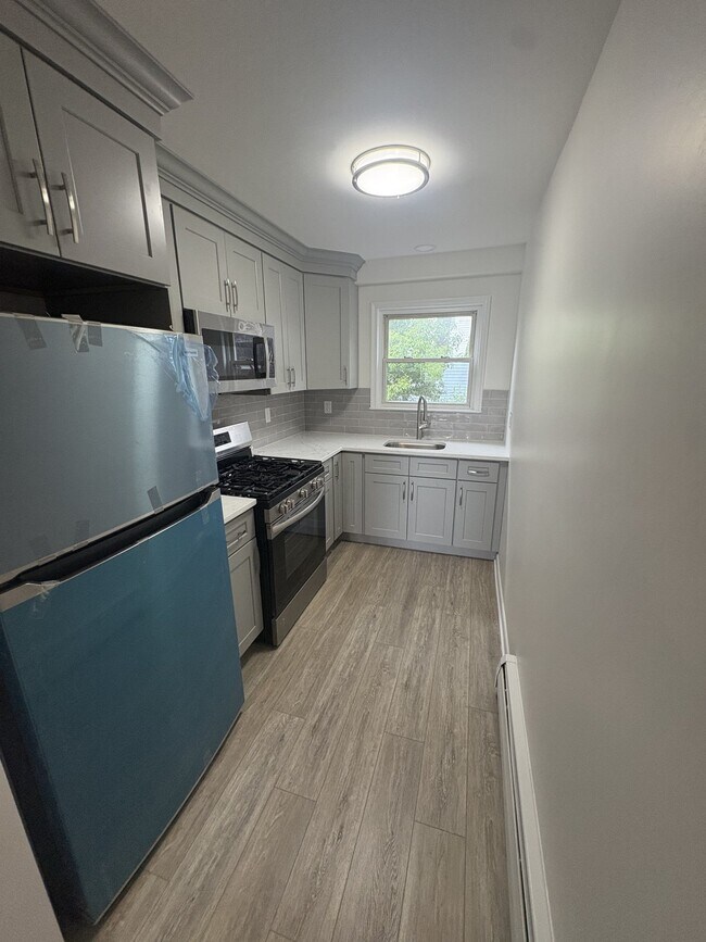 Building Photo - 860 River Dr