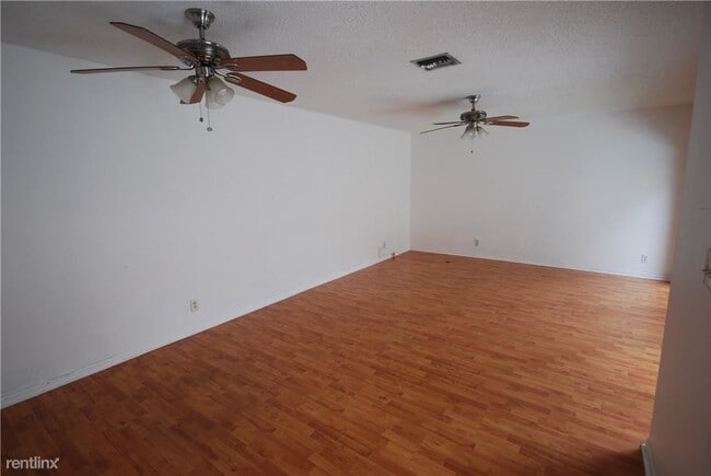 Building Photo - 3 br, 2.5 bath Townhome - 10934 Neptune Dr