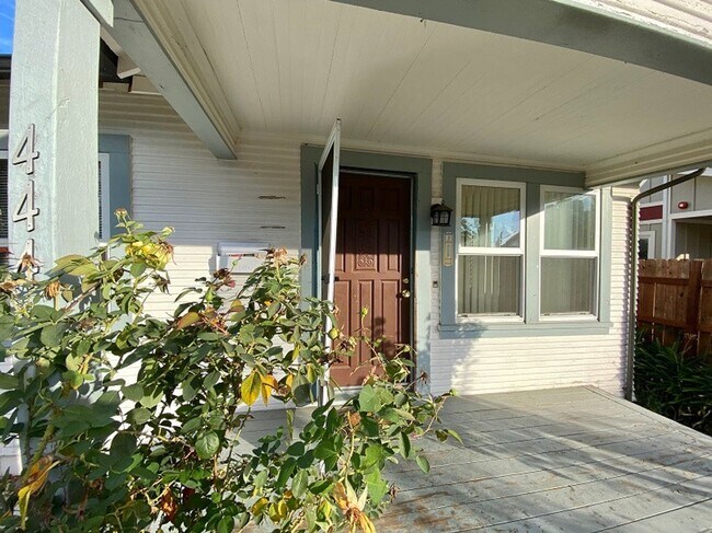 Building Photo - Charming Downtown Napa Two Bedroom Home