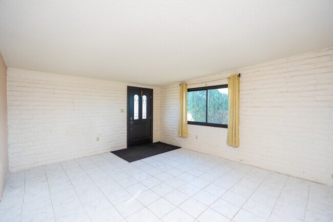 Foto del edificio - 702 N Skyline Dr