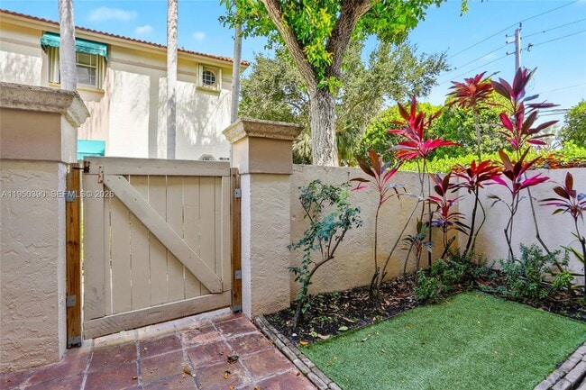 Building Photo - 6582 Via Regina