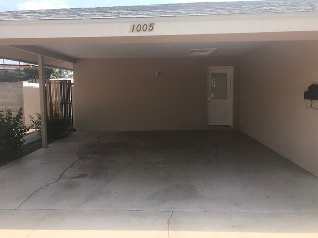 Building Photo - 1005 E Alameda Dr